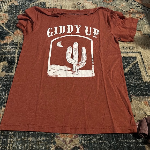 Tops - Giddy up tee